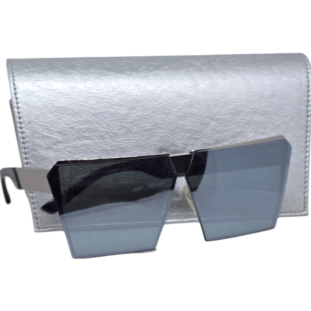 IRRESISTOR Stylish Black Geometric Sunglasses